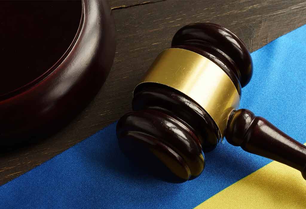 A gavel sits on a yello and blue background